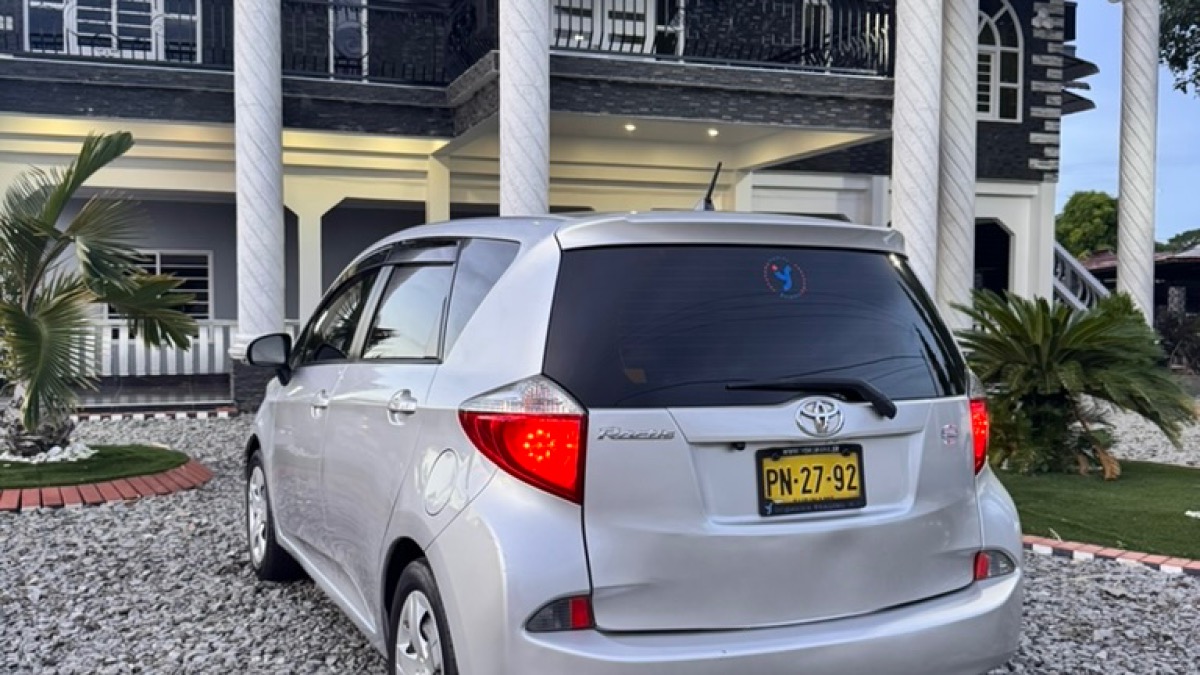 Toyota  Ractis 2012
