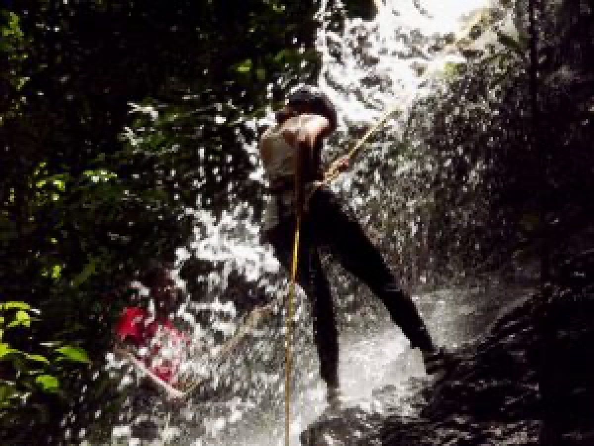 Abseilen van een waterval in Brownsberg
